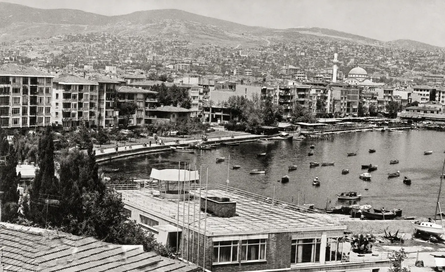 Pendik kıyısı, yerleşim dokusu, tekneler ve tarihî cami siluetini gösteren arşiv fotoğrafı